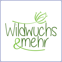 Logo von Wildwuchs & mehr – stilisiertes grünes Pflanzensymbol mit handschriftlichem Schriftzug, ideal für Naturprojekte oder nachhaltige webdesign ingolstadt Dienstleistungen.